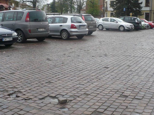 Tak wygląda rynek w Niepołomicach trzy lata po zakończeniu remontu. Naprawa ubytków ruszyła w minionym tygodniu.