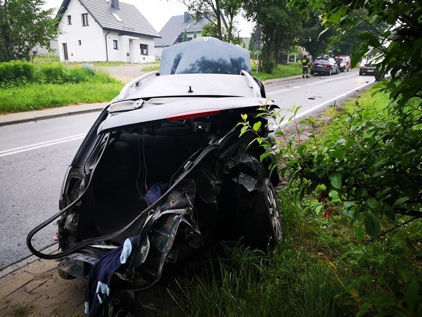 Wypadek w Niesułowicach, trzy osoby zostały ranne. Droga zablokowana [ZDJĘCIA]