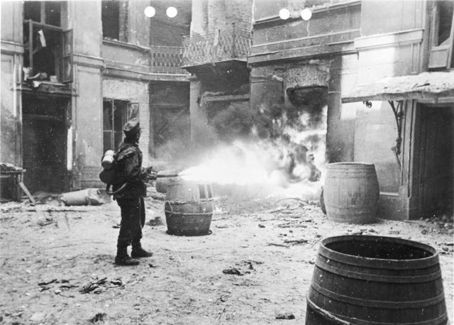 Niemieckie Brandkommando podpalające warszawską kamienicę
