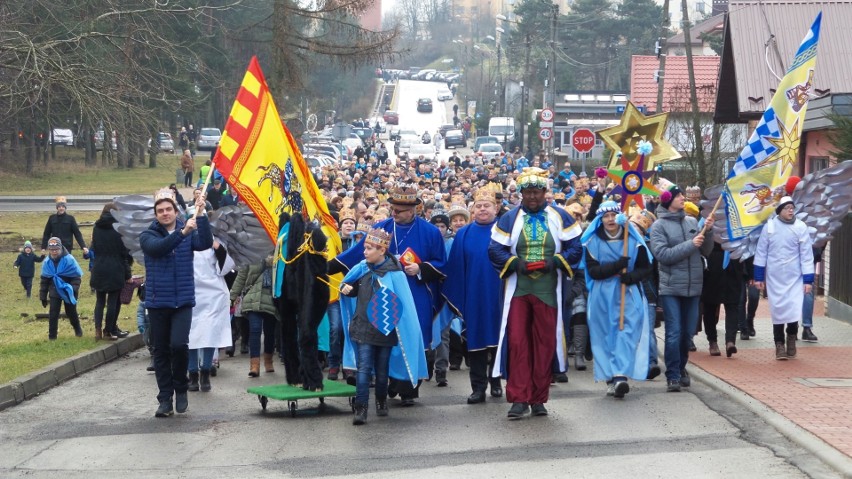 Orszak Trzech Króli 2018 w Olkuszu. Mieszkańców i kolędników...