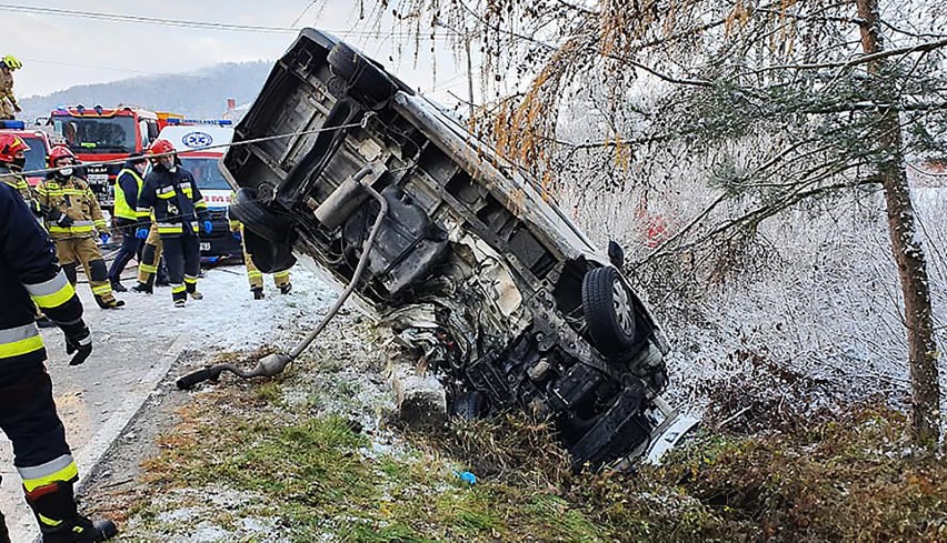 Tragedia w Beskidzie Niskim. Kierowca zginął w wypadku na moście w Łosiu