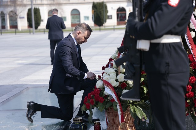 Prezydent Andrzej Duda złożył w poniedziałek po południu wieńce przed pomnikiem Ofiar Tragedii Smoleńskiej na Placu Piłsudskiego w Warszawie, a także przed znajdującym się tam pomnikiem prezydenta Lecha Kaczyńskiego.