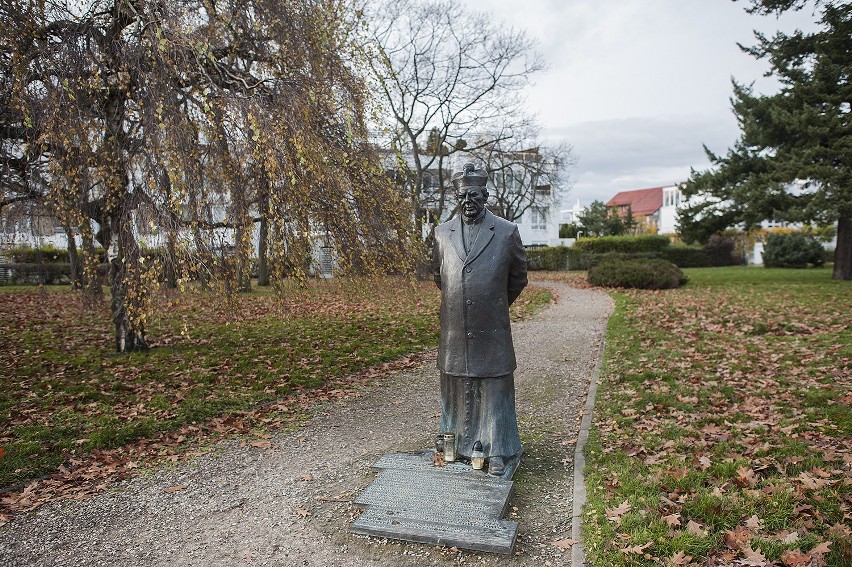 Pomnik ks. Stanisława Zawackiego w Gdyni został zdewastowany