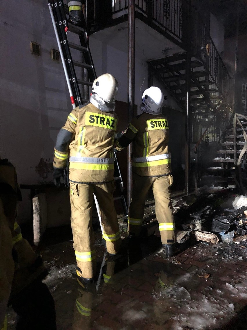 Pożar budynku w Rąbieniu. Z balkonu ewakuowano dwie osoby i psa. Jedna osoba ranna