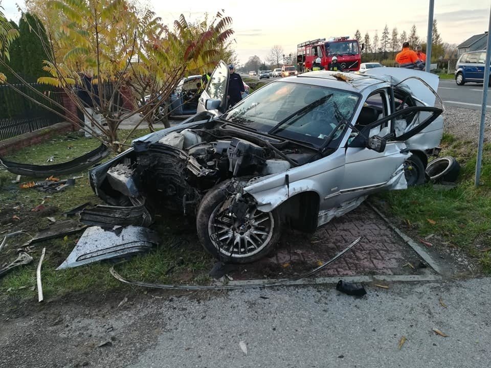 Wypadek Pod Wolanowem. Stracił Panowanie Nad Bmw I Uderzył W Ogrodzenie. Dwie Osoby Ranne | Echo Dnia Radomskie