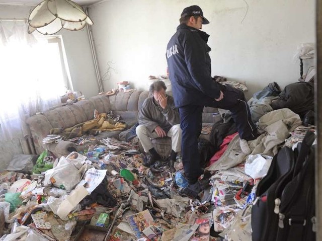Zdarzają się i takie interwencje u lokatorów, którzy nie dość, że nie sprzątają mieszkań przyznanych przez gminę, to jeszcze znoszą do domu śmieci.