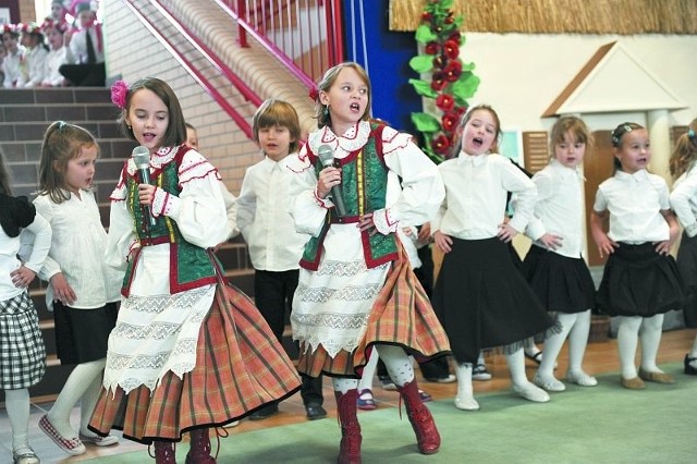  Występ Agaty i Alicji Satuły (na zdjęciu) to jedna z atrakcji przygotowanych na otwarcie nowego budynku Szkoły Podstawowej nr 12. Choć dziewczynki uczą się tu dopiero od kilku tygodni, już zdążyły się zaaklimatyzować.