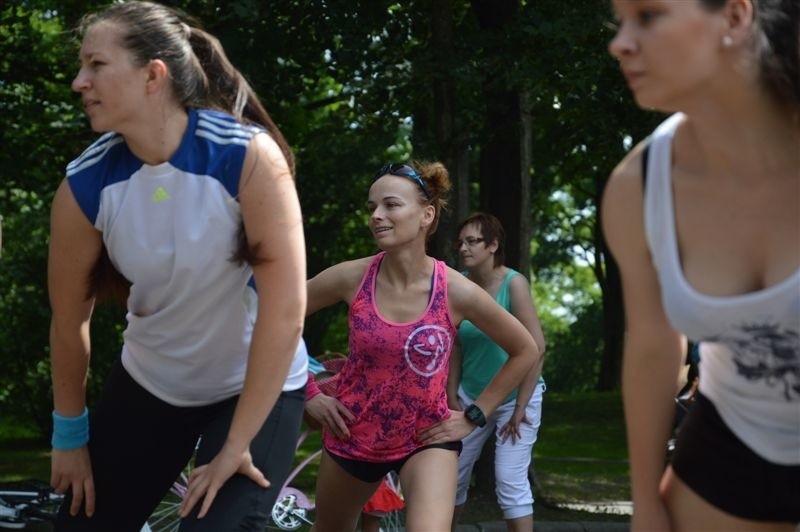 W rytmach zumby bawiło się wczoraj w parku kilkadziesiąt...