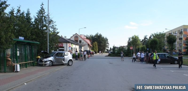 Lawina nieszczęść na parkingu w Połańcu. Rozbite trzy auta i... przystanek  