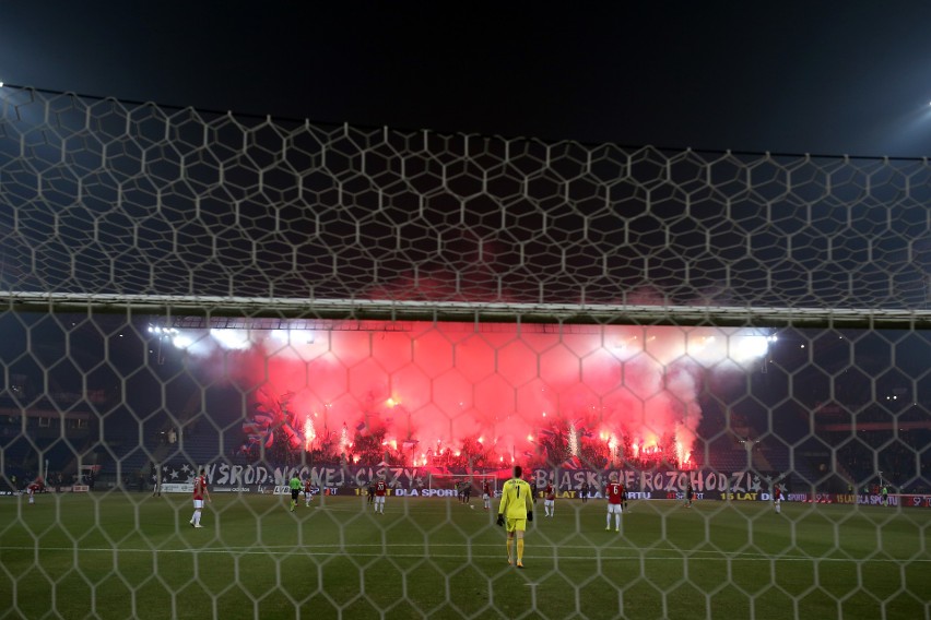 Kraków. Kibice „Białej Gwiazdy” odpalili race na stadionie. Sędzia przerwał mecz
