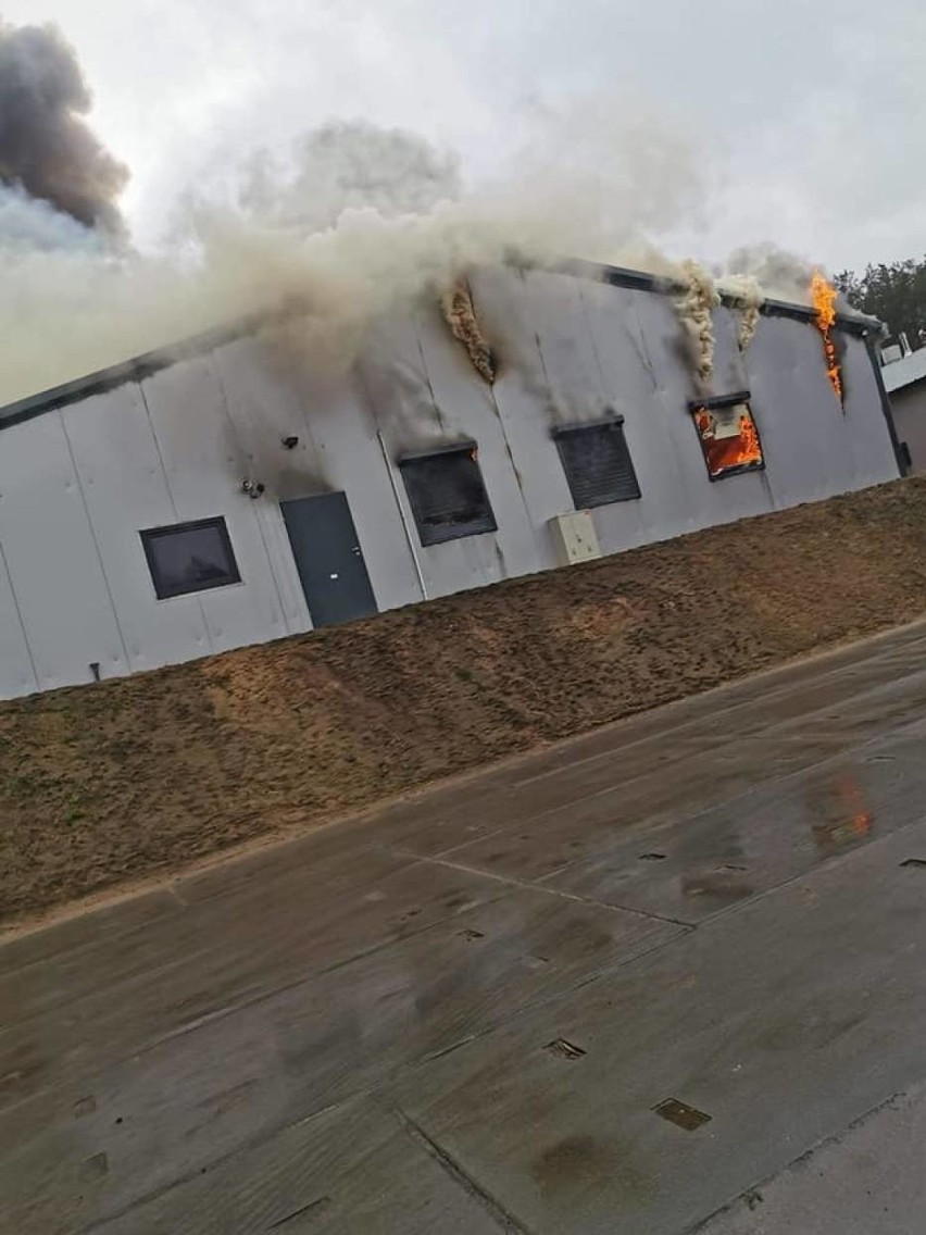 Pożar budynku inwentarskiego w Darnowie, gm. Kępice 28.02.2020. Strażacy wciąż walczą z ogniem