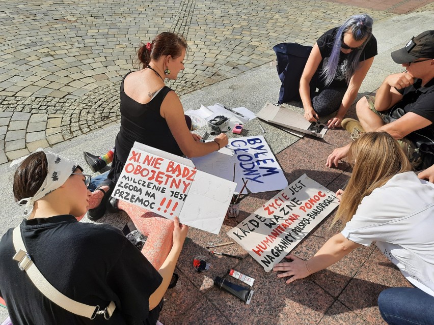 Opole. Malowali hasła wyrażające smutek i sprzeciw wobec sytuacji uchodźców na granicy polsko-białoruskiej