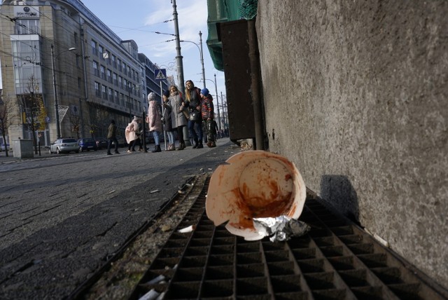 11 listopada do Poznania przyjechało wielu turystów chcących obejrzeć korowód Świętego Marcina, zjeść pyszne rogale, czy zobaczyć atrakcje związane ze Świętem Niepodległości. Niestety, okolice Starego Rynku od rana były zaśmiecone, co jest raczej nie najlepszą wizytówką miasta.