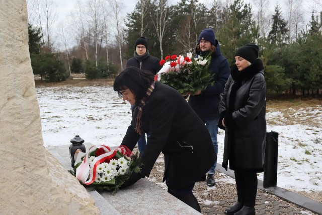 Przedstawiciele władz samorządowych gminy Sobków i Instytutu Pamięci Narodowej złożyli kwiaty i oddali hołd 24 Polakom zamordowanych 31 stycznia 1944 roku przez Niemców w miejscowości Osowa.