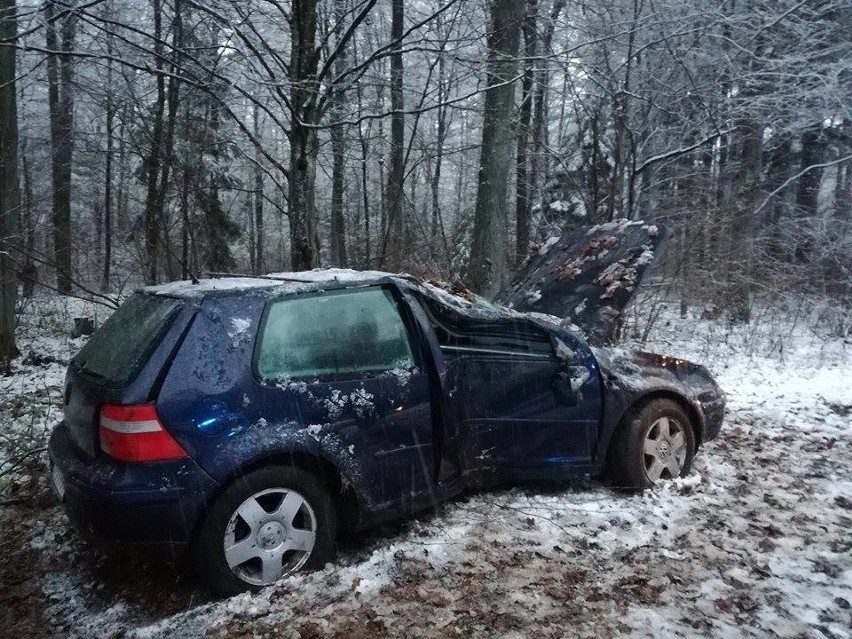 Na trasie Knyszyn - Białystok samochód marki Golf IV wpadł w...