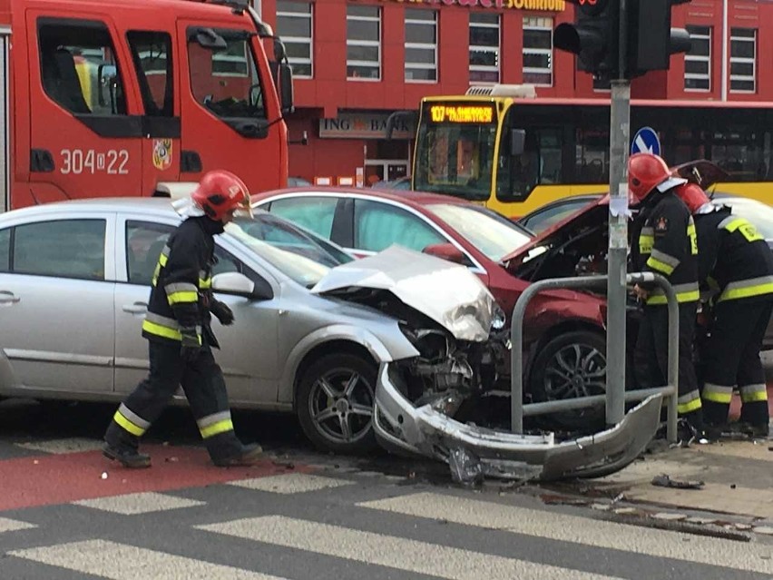 Wypadek na Strzegomskiej. Zderzenie dwóch aut, jedna osoba