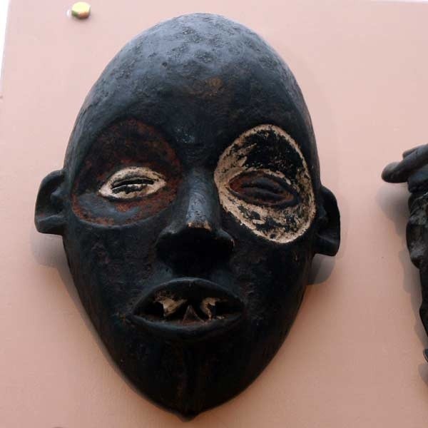 Rytualne maski afrykańskie to ozdoba kolekcji misyjnej.