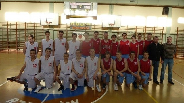 Najlepsze okazały się drużyny prowadzone przez przemyskich trenerów. Nz. z lewej ekipa Gim Baskets 2, z lewej Kadra Podkarpacie 98. W dolnym rzędzie drugi od lewej Kacper Majka. 