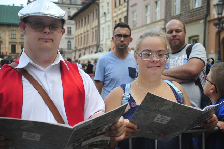 Kraków. Lekcja śpiewania na Małym Rynku. Tłumy krakowian zaśpiewały w hołdzie powstańcom [ZDJĘCIA]