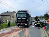 Wypadek na DW 794 pod Krakowem. W Cianowicach ciężarówka zderzyła się czołowo z samochodem osobowym. Droga zablokowana