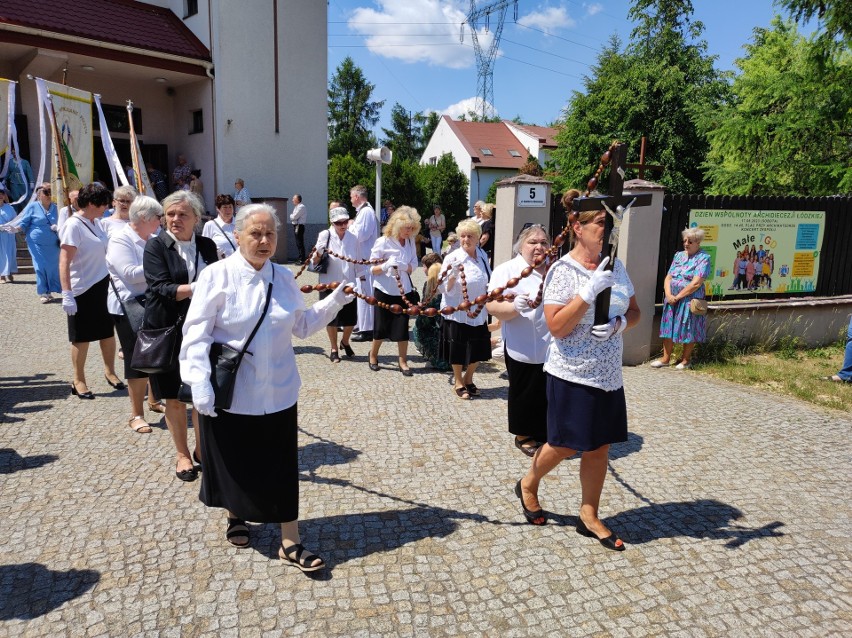 Procesja w parafii świętego Jana Ewangelisty i Najświętszej Marii Panny Matki Kościoła na łódzkim Olechowie ZOBACZCIE ZDJĘCIA