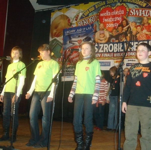 Na scenie prezentowały się między innymi zespół Ardente i chór ze szkoły podstawowej w Zwoleniu, które prowadzi Urszula Bronisz.