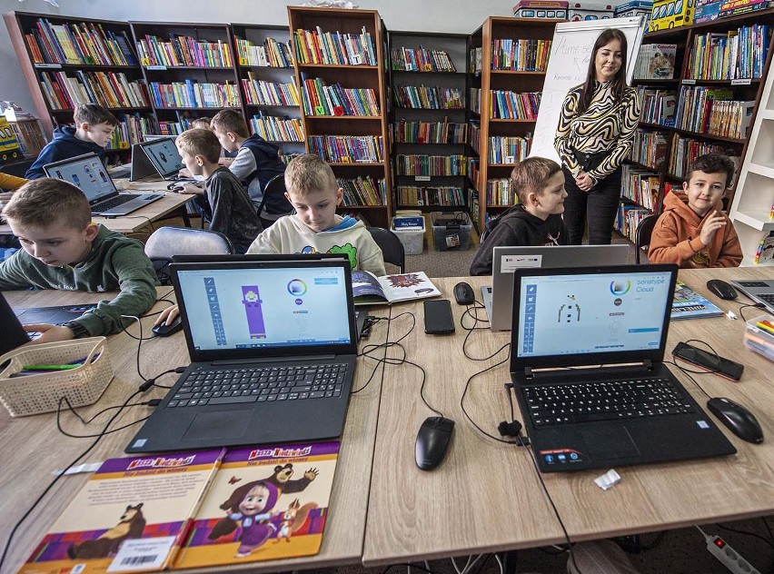Minecraft w Miejskiej Bibliotece w Darłowie. Dzieci projektują postacie z bajek [ZDJĘCIA]