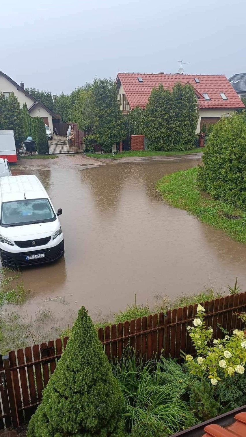 Osiedle Unii Europejskiej w Koszalinie jest zalewane po każdym większym deszczu. "Nasza cierpliwość się wyczerpała" - mówią mieszkańcy