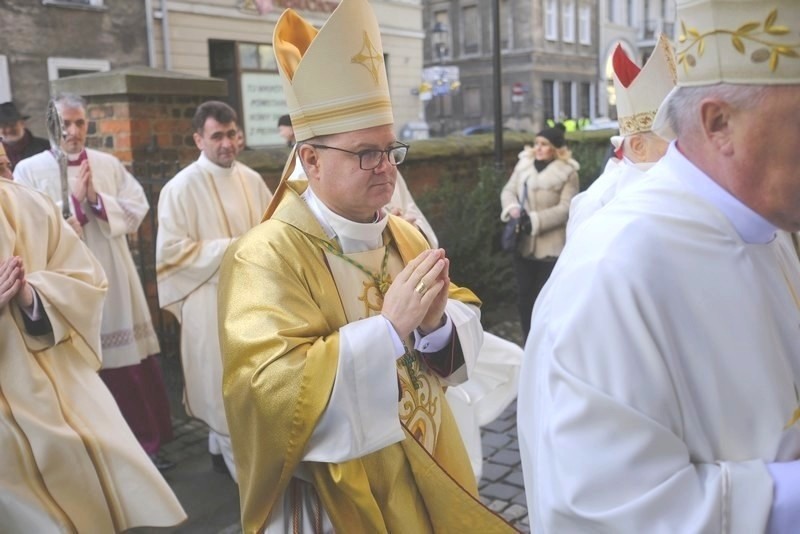 Biskup Wiesław Śmigiel, nowy ordynariusz toruński, wprowadzony do katedry
