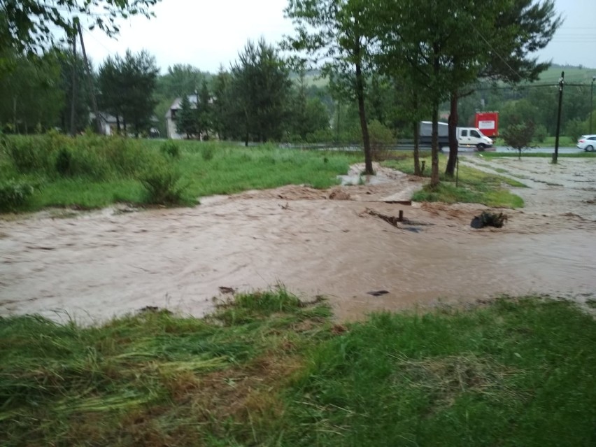 Burza na Podkarpaciu. Podtopienia w Połomii koło Strzyżowa. Woda w okolicach drogi Rzeszów - Domaradz [ZDJĘCIA, WIDEO]