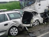 Koszmarny wypadek na DK15. W Wymysłowie zderzyły się trzy samochody osobowe i ciężarówka. Skoda została zmiażdżona