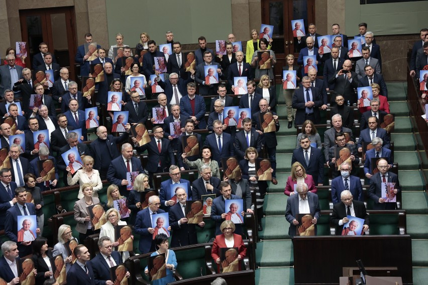 Sejm przegłosował uchwałę w sprawie obrony dobrego imienia...