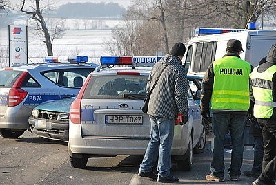 Zniszczone samochody po pościgu i strzelaninie