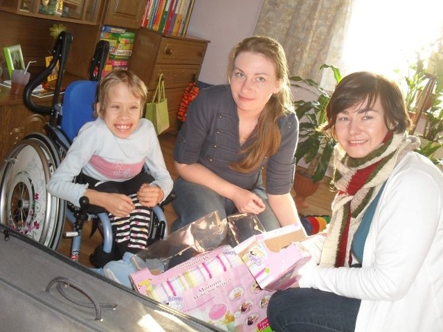 marzyła m.in. o bobasie z akcesoriami. Lalkę sprezentowała Fundacja Dziecięca Fantazja. Kludię odwiedziły Magdalena Czarnecka (z lewej) i Agata Cybulska