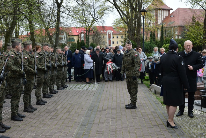 Uroczystość przed Krzyżem Katyńskim na cmentarzu w Ustce