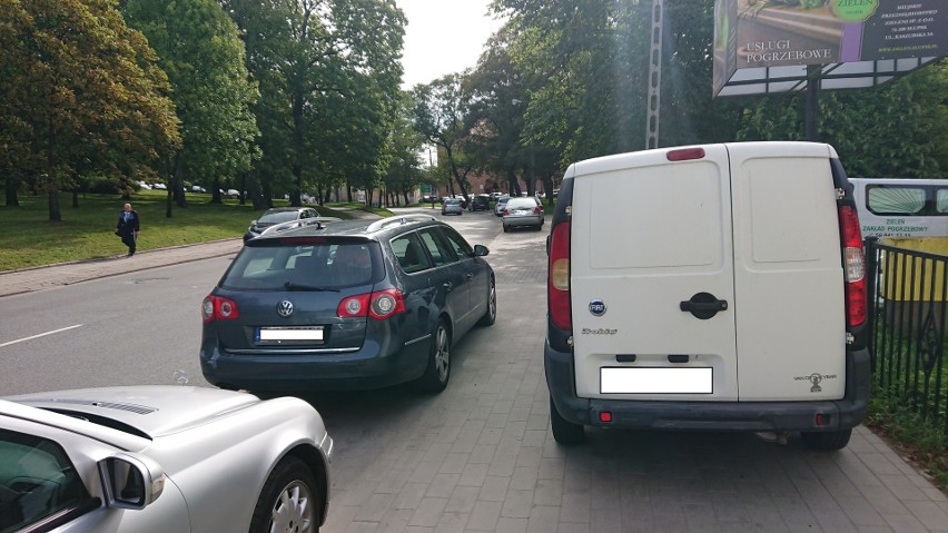 Kierowca zaparkował i zablokował przejście chodnikiem przy Kaszubskiej (zdjęcia)