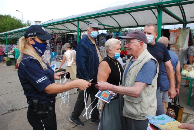 Funkcjonariusze Komendy Powiatowej Policji w Białogardzie, wraz z pracownikiem Powiatowej Stacji Sanitarno-Epidemiologicznej w Białogardzie przypominali jak ważne jest noszenie maseczek.