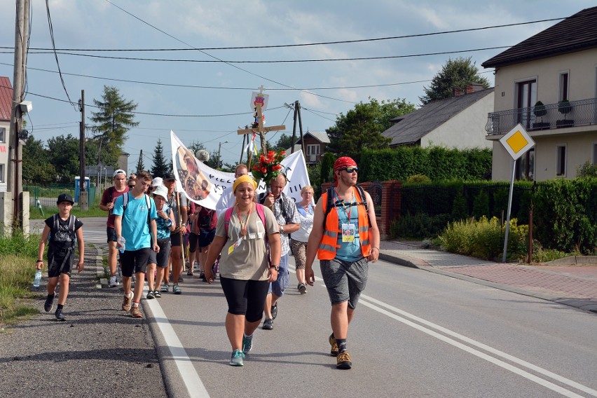 39. Krakowska Piesza Pielgrzymka na Jasną Górę w połowie drogi. Do pokonania zostało im jeszcze 108 km  [ZDJĘCIA]