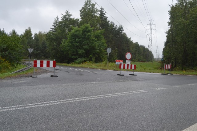 Choć od dawna obowiązywał tutaj zakaz skrętu, przy ulicy Związku Orła Białego postawiono znaki informujące o zakazie ruchu i trwającym remoncie. Zobacz kolejne zdjęcia. Przesuń zdjęcia w prawo - wciśnij strzałkę lub przycisk NASTĘPNE