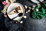 Wielkanocne ciasta z nutą nowoczesności – mazurek chałwowy, wyjątkowy sernik i tarta z serkiem mascarpone [PRZEPISY] 
