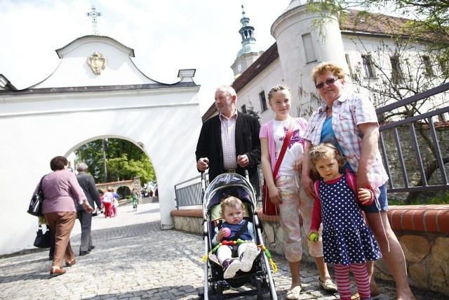 Państwo Konieczny z Gogolina z córką Olą i wnuczkami Amelką i Ninką razem byli na Święcie Rodziny pierwszy raz.