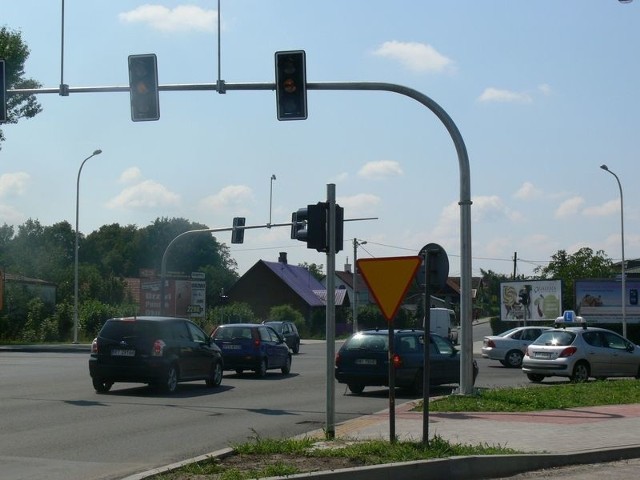 Wyjazd z ulicy podporządkowanej na skrzyżowaniu ulic Sikorskiego, Mickiewicza i Wisłostrady w Tarnobrzegu z powodu nieczynnej sygnalizacji, do szybkich i łatwych nie należy