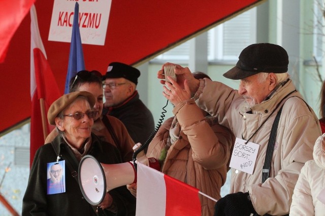 Jadwiga Sienkiewicz z córką Anną Dziewanowską  na demonstracji Komitetu Obrony Demokracji w Kielcach. Czy to  sprawił, że  nie zaproszono ich na inaugurację roku ich słynnego  dziadka i pradziadka?