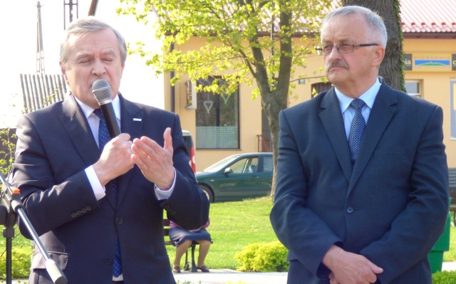 Macie Pomnik Historii - mówił wicepremier Piotr Gliński podczas swojej ostatniej wizyty w Wiślicy (z prawej - burmistrz Stanisław Krzak).
