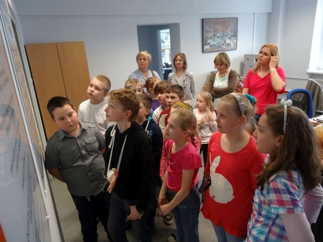 Uczniowie z zainteresowaniem przeczytali dekalog "Głosu Wielkopolskiego"