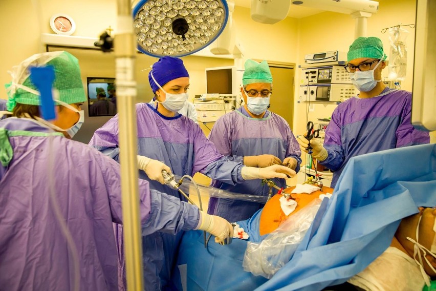 Białystok. Operacje na żywo w USK. Białostoccy chirurdzy uczą kolegów z kraju i zagranicy (zdjęcia)