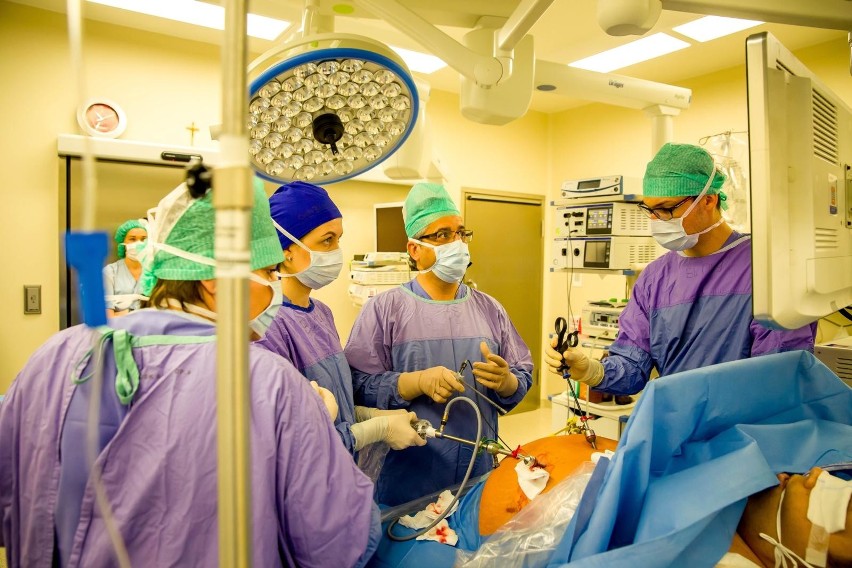 Białystok. Operacje na żywo w USK. Białostoccy chirurdzy uczą kolegów z kraju i zagranicy (zdjęcia)