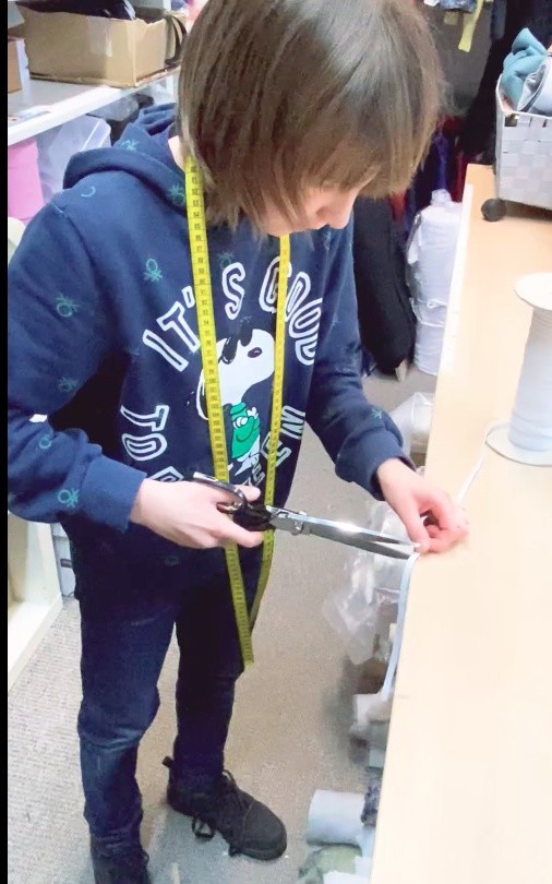 Szczecińska projektantka Sylwia Majdan uczy jak szyć maseczki i wspiera szpitale ich dostawami