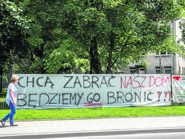 Budynek internatu Zespołu Szkół Inżynierii Środowiska i Melioracji na znak protestu został oflagowany. Uczniowie i pracownicy z niepokojem oczekują na decyzję urzędu miasta w sprawie terminu wyprowadzki