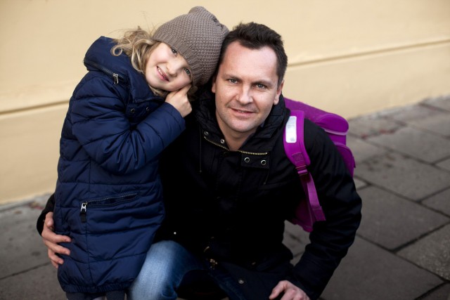 Piotr Gubernat z córką Alicją. Chwali szkoły w Krakowie, które zapewnią opiekę uczniom w okresie przerwy świątecznej